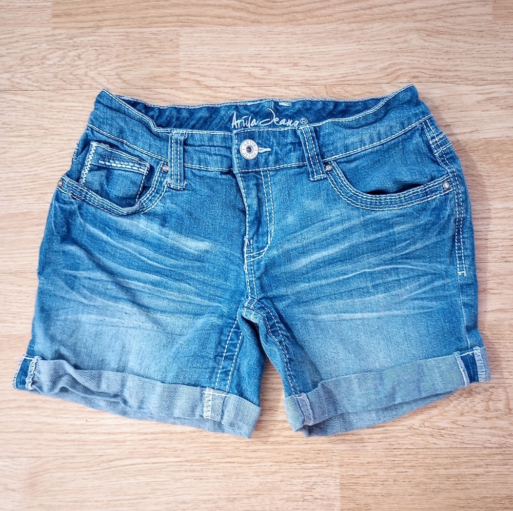 Women's Ariya Jeans denim shorts, size 7/8.